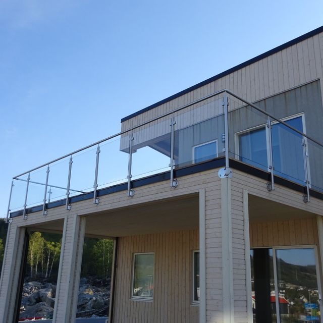 Glassrekkverk på balkong