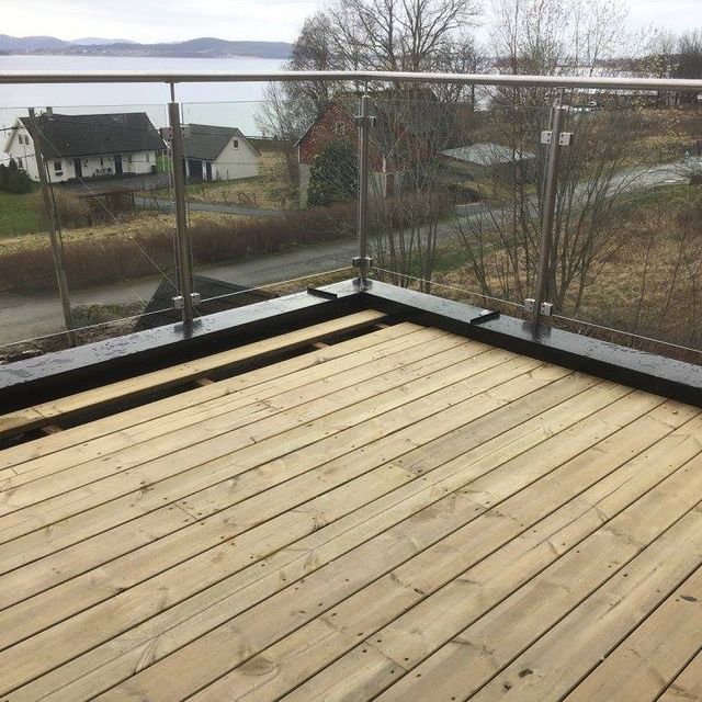 Veranda med glassrekkverk