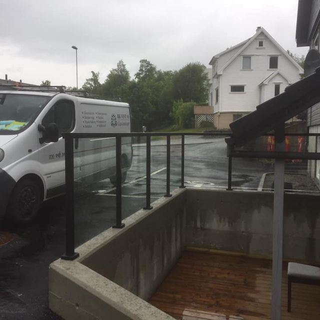 Glassrekkverk montert i betong